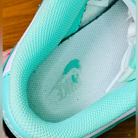 EUC RARE Women’s Nike Low Dunk Green Glow/White Sneakers - HTF - Picture 15 of 17
